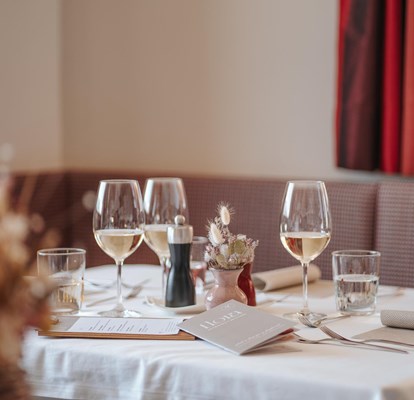 flora-panorama-hotel-gedeckter-abendtisch[2]